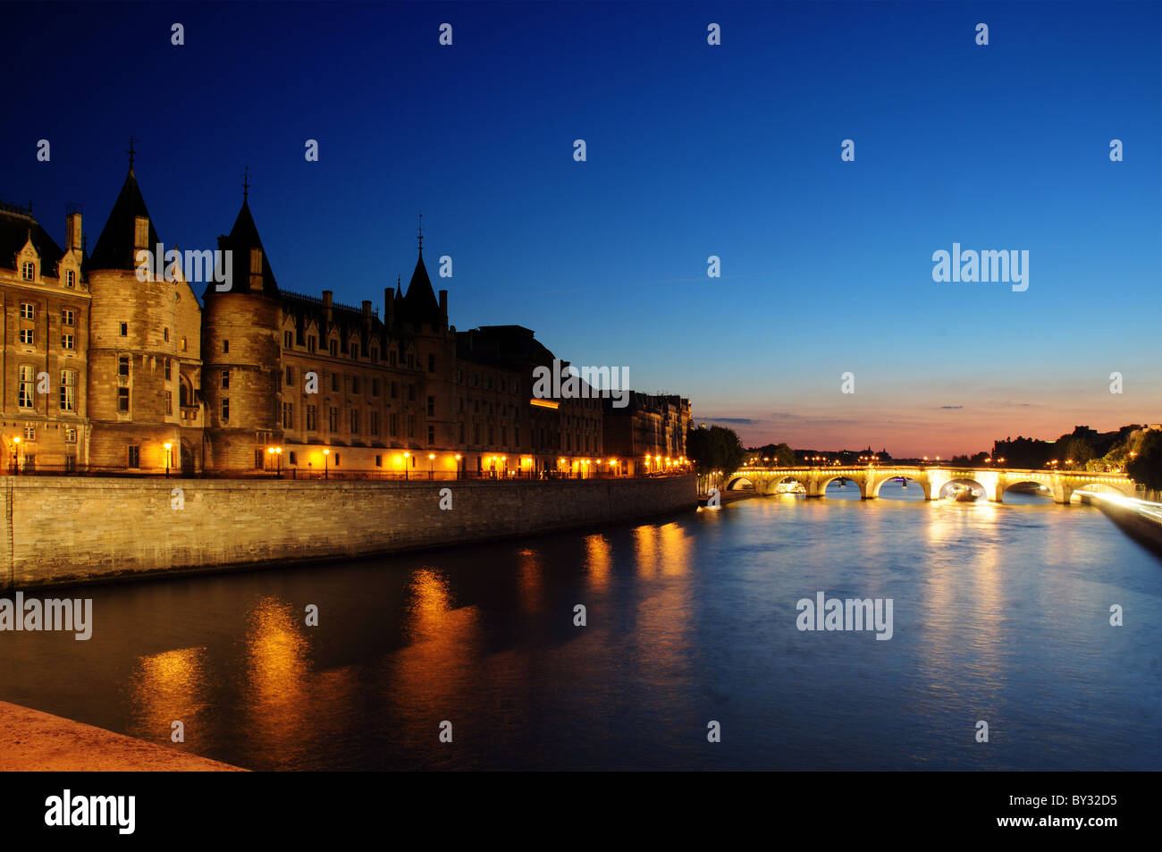 Une vue le long de la Seine la nuit Banque D'Images