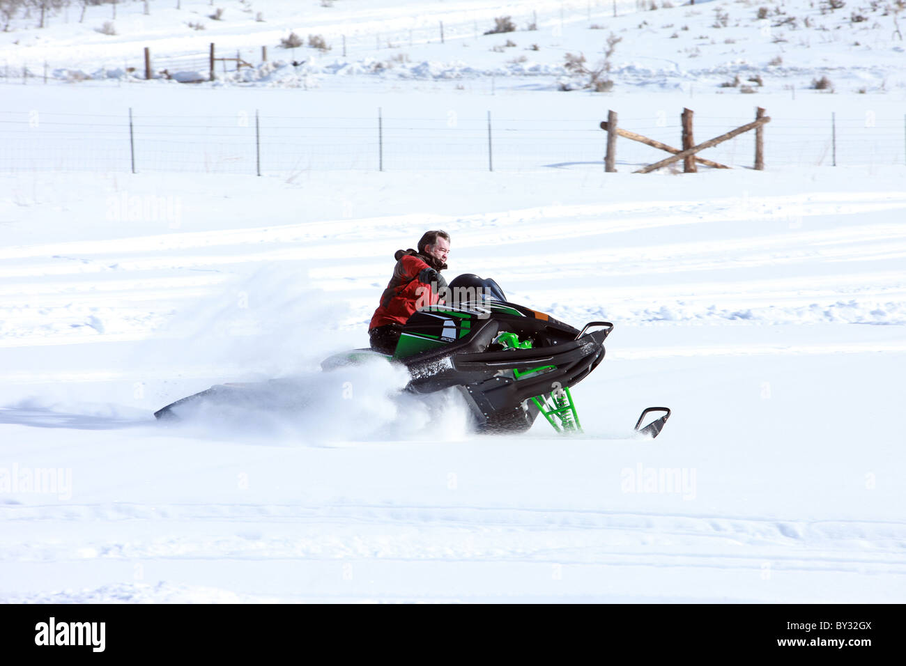 Disque dur tourner en motoneige neige de l'hiver. Les loisirs de plein air à haute vitesse et sport dangereux. Centre de l'Utah. Banque D'Images