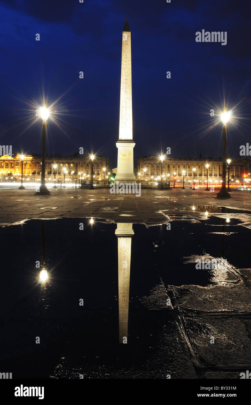 L'Obélisque de Louxor sur la Place de la Concorde Paris la nuit Banque D'Images