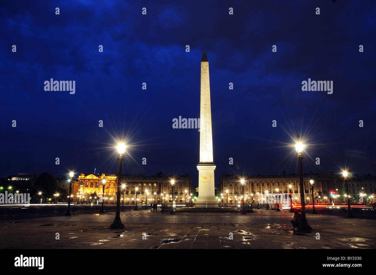 L'Obélisque de Louxor sur la Place de la Concorde Paris la nuit Banque D'Images