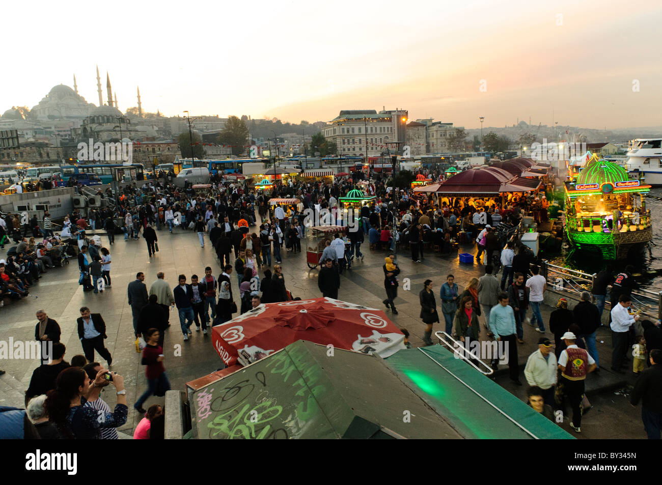 Eminonu Waterfront Fish Sandwich Boats Istanbul Turquie // ISTANBUL, Turquie — les bateaux Fish Sandwich bordent le front de mer d'Eminonu le long de la Corne d'Or près du pont de Galata. Les restaurants flottants, amarrés le long du quai, servent des sandwichs de poisson grillé aux visiteurs et aux habitants de ce quartier populaire en bord de mer. Eminonu est une zone commerciale historique située sur la rive sud de la Corne d'Or, le port naturel qui divise le côté européen d'Istanbul. Le quartier se connecte au quartier de Galata de l'autre côté de l'eau via le pont de Galata, l'un des principaux réseaux de transport d'Istanbul. Le Banque D'Images