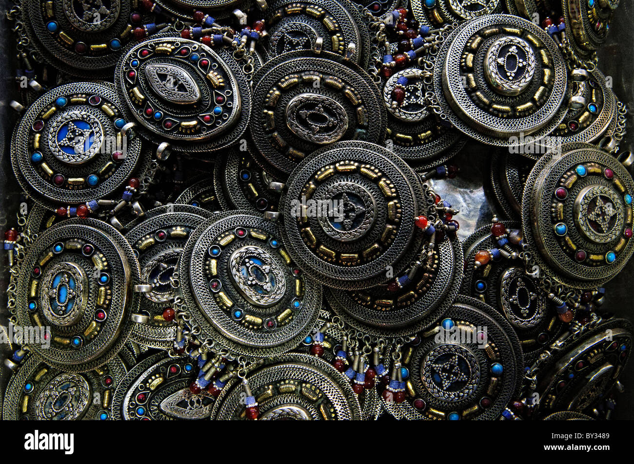 Grand Bazar turc de bijoux en métal Istanbul // ISTANBUL, Turquie — des bijoux en métal complexes illustrent l'artisanat détaillé de la métallurgie turque traditionnelle dans le Grand Bazar historique d'Istanbul. Ces articles fabriqués à la main démontrent la tradition continue du travail des métaux fins sur le marché séculaire. Les bijoux représentent l'un des métiers traditionnels les plus importants du bazar. Banque D'Images