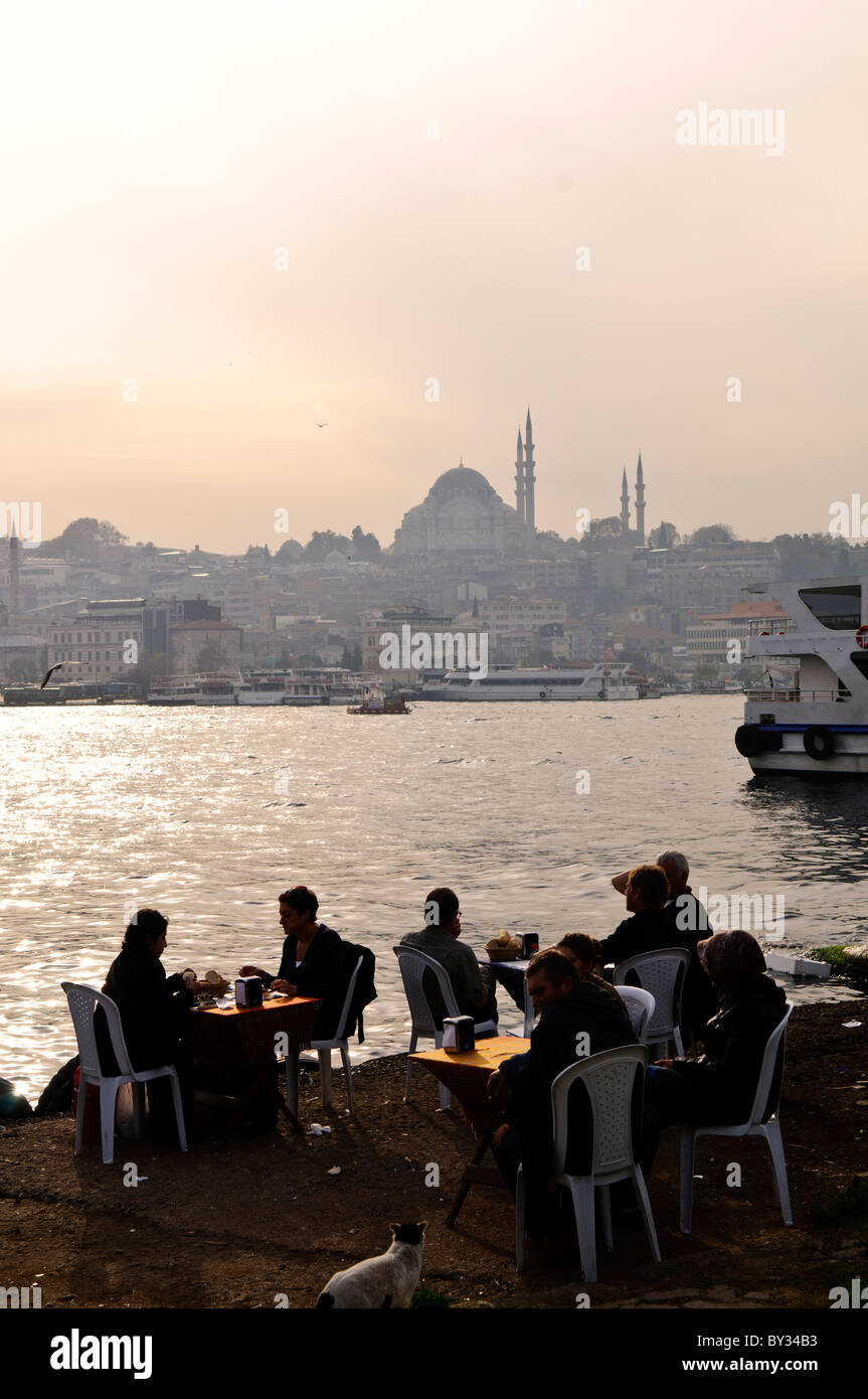 Mosquée Suleymaniye du marché aux poissons de Karakoy Istanbul // ISTANBUL, Turquie — dînez dans un restaurant de poissons à côté du marché aux poissons de Karakoy à Istanbul près du pont de Galata. Au loin, à travers la Corne d'Or, se trouve la mosquée Suleymaniye sur la ligne d'horizon. Banque D'Images