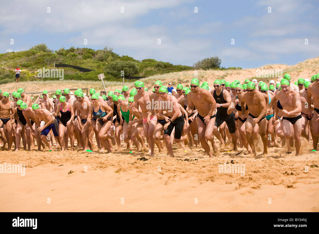 Australie course de nage sur l'océan, les nageurs nagent depuis la ligne de départ au début de la course de natation sur l'océan à Avalon Beach, Sydney, Australie Banque D'Images