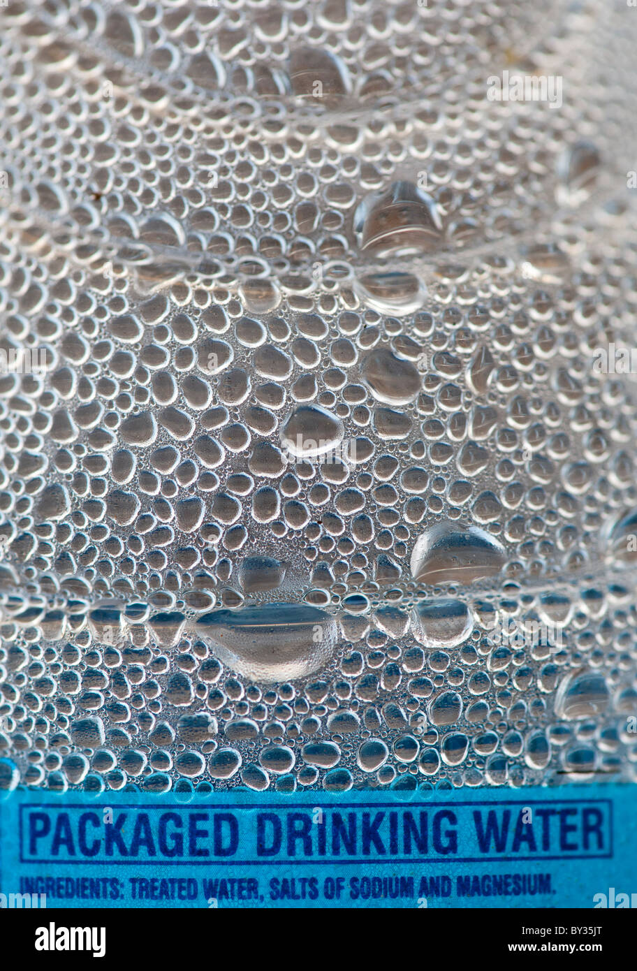 La condensation sur l'emballage de bouteilles en plastique d'eau potable Banque D'Images
