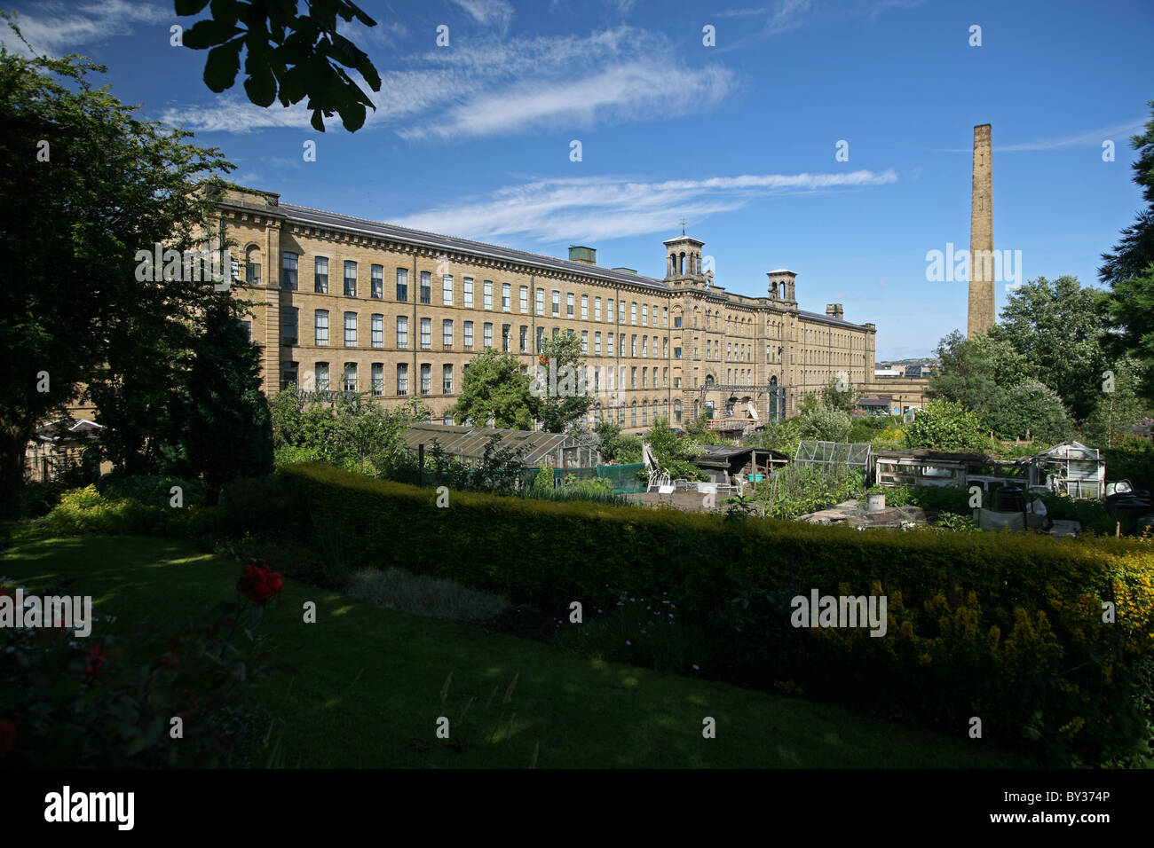 Le village modèle de Saltaire construit par l'industriel victorien près de Bradford pour loger les travailleurs de son usine de sels de soie Banque D'Images