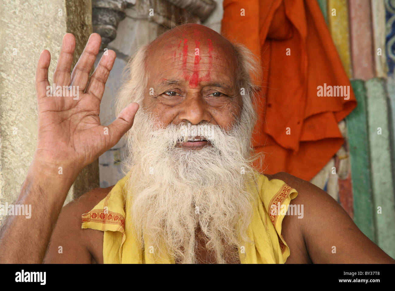 Portrait d'un Sadhu assis dans le complexe du Temple, Temple Jagdish, Udaipur, Rajasthan, Inde Banque D'Images