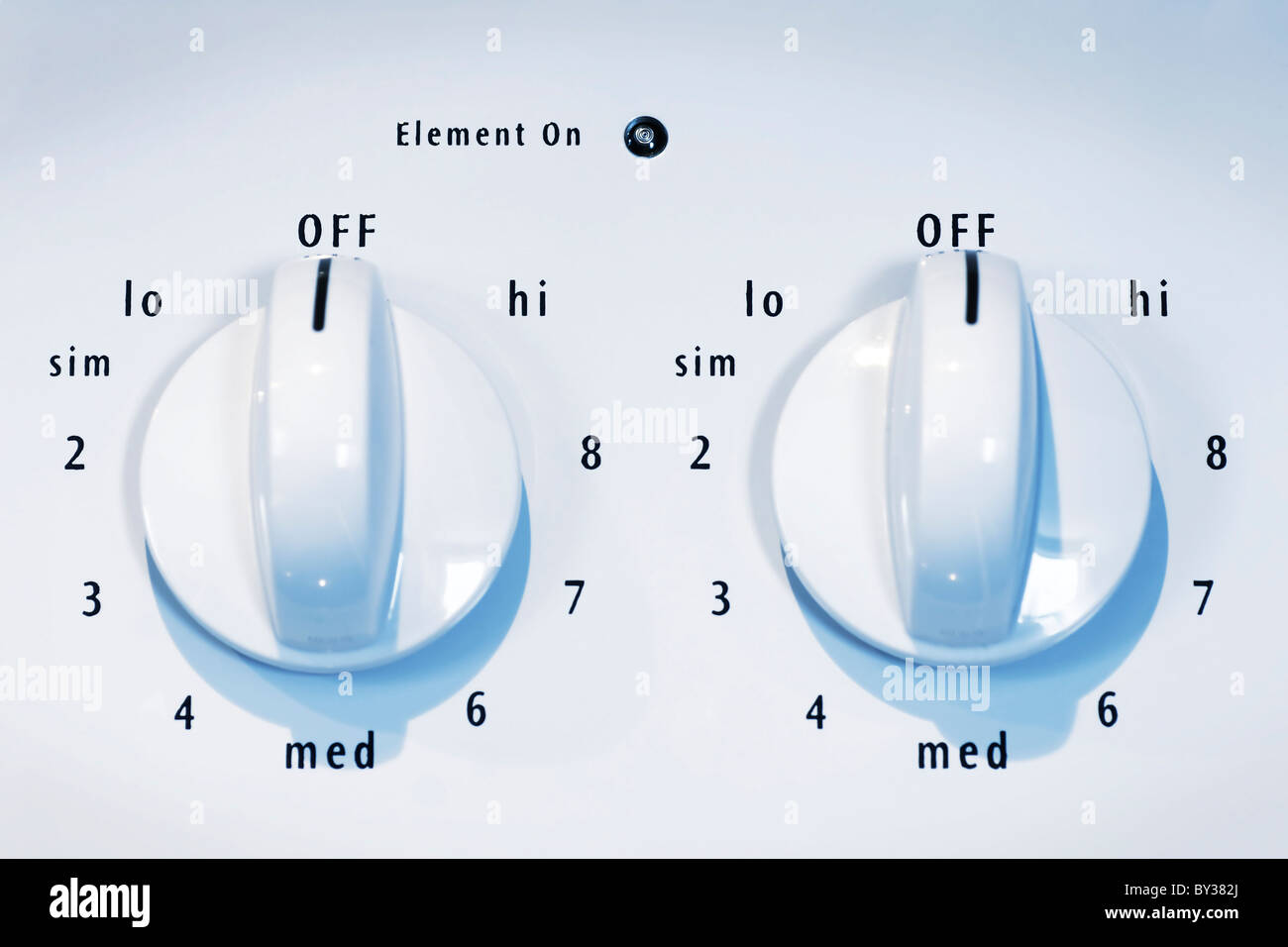 Dans la Cuisine : cuisinière four cuisson nodules blancs, tous deux hors tension. Banque D'Images