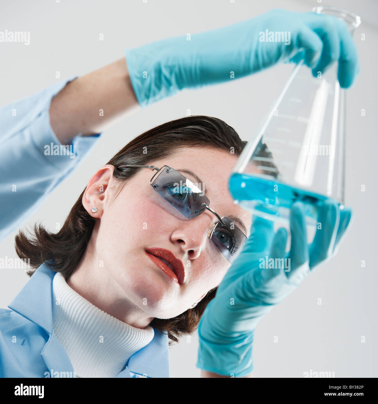 L'examen scientifique des femmes ballon chimique Banque D'Images