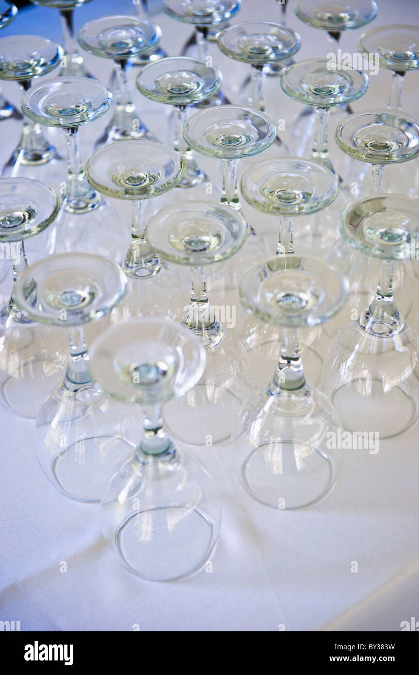 Rangées de verres de vin sur la table Banque D'Images