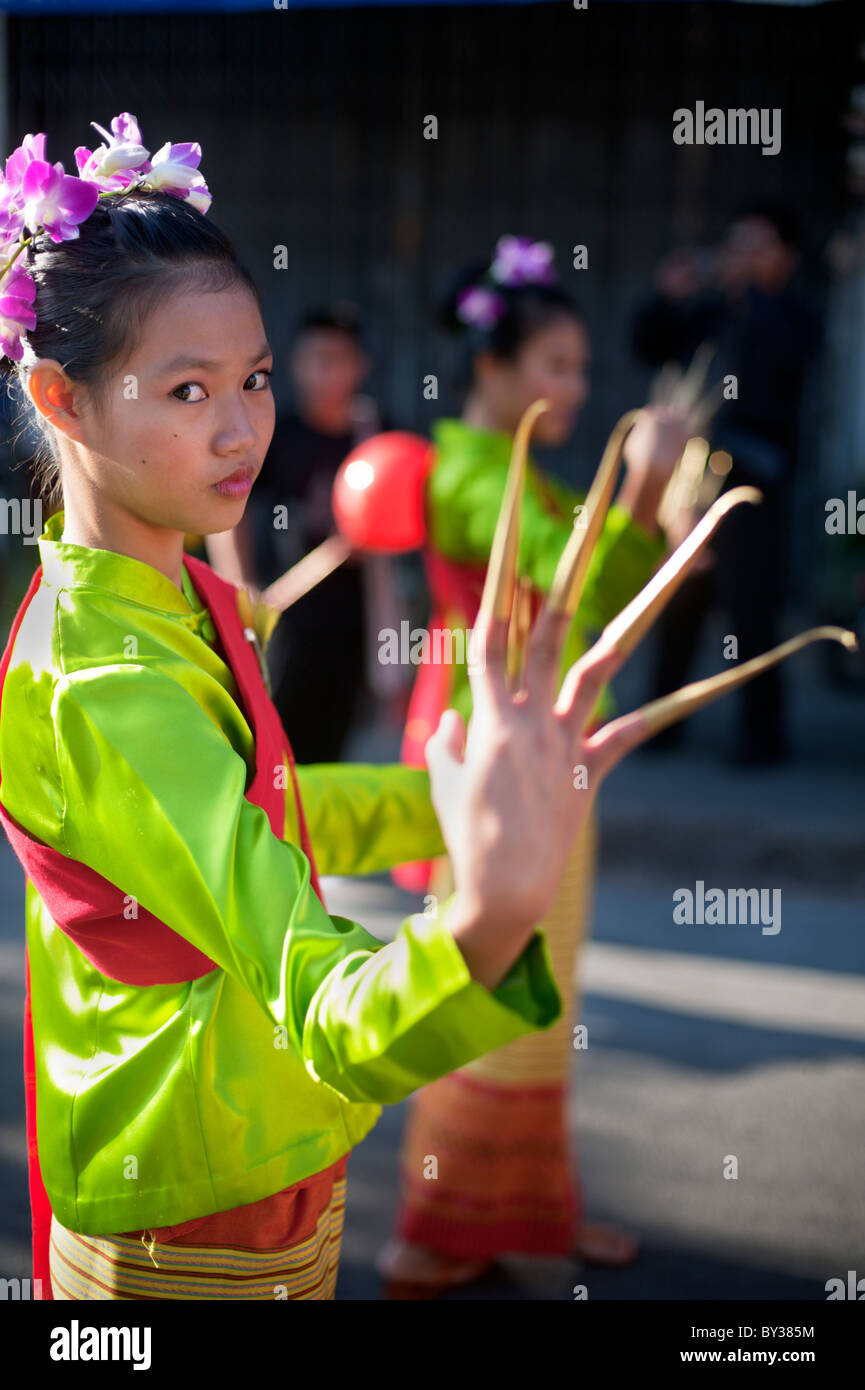 Danseur thaïlandais qui prennent part à la parade le festival des fleurs à Chiang Mai, Thaïlande Banque D'Images
