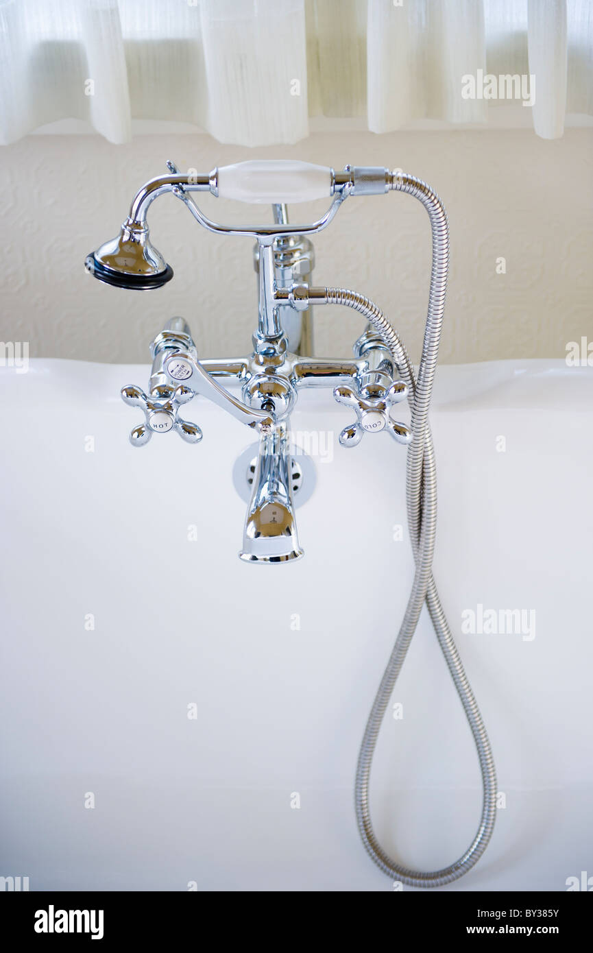 Connecté à la tête de douche robinet baignoire Photo Stock - Alamy