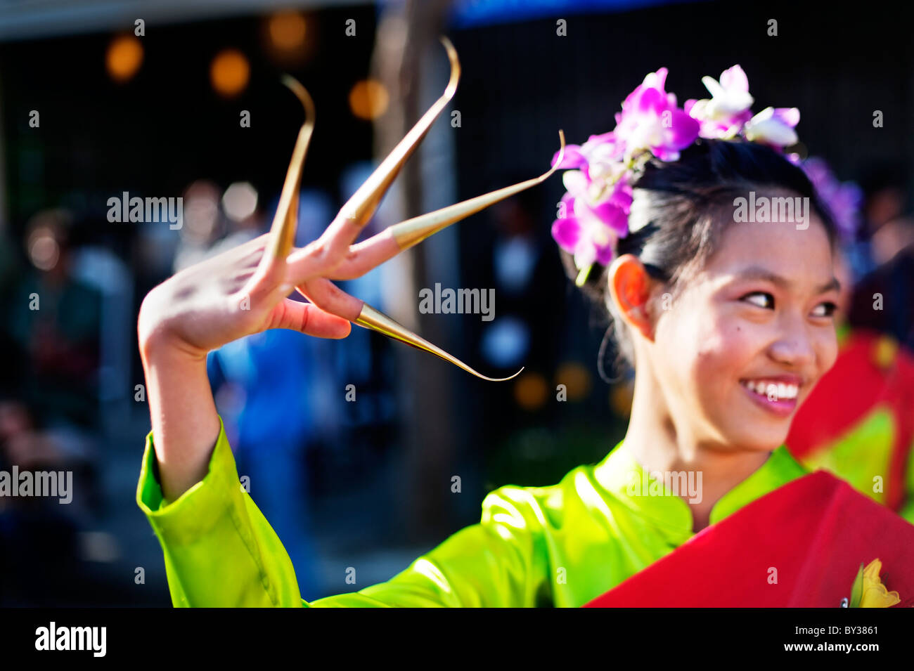 Danseur thaïlandais qui prennent part à la parade le festival des fleurs à Chiang Mai, Thaïlande Banque D'Images