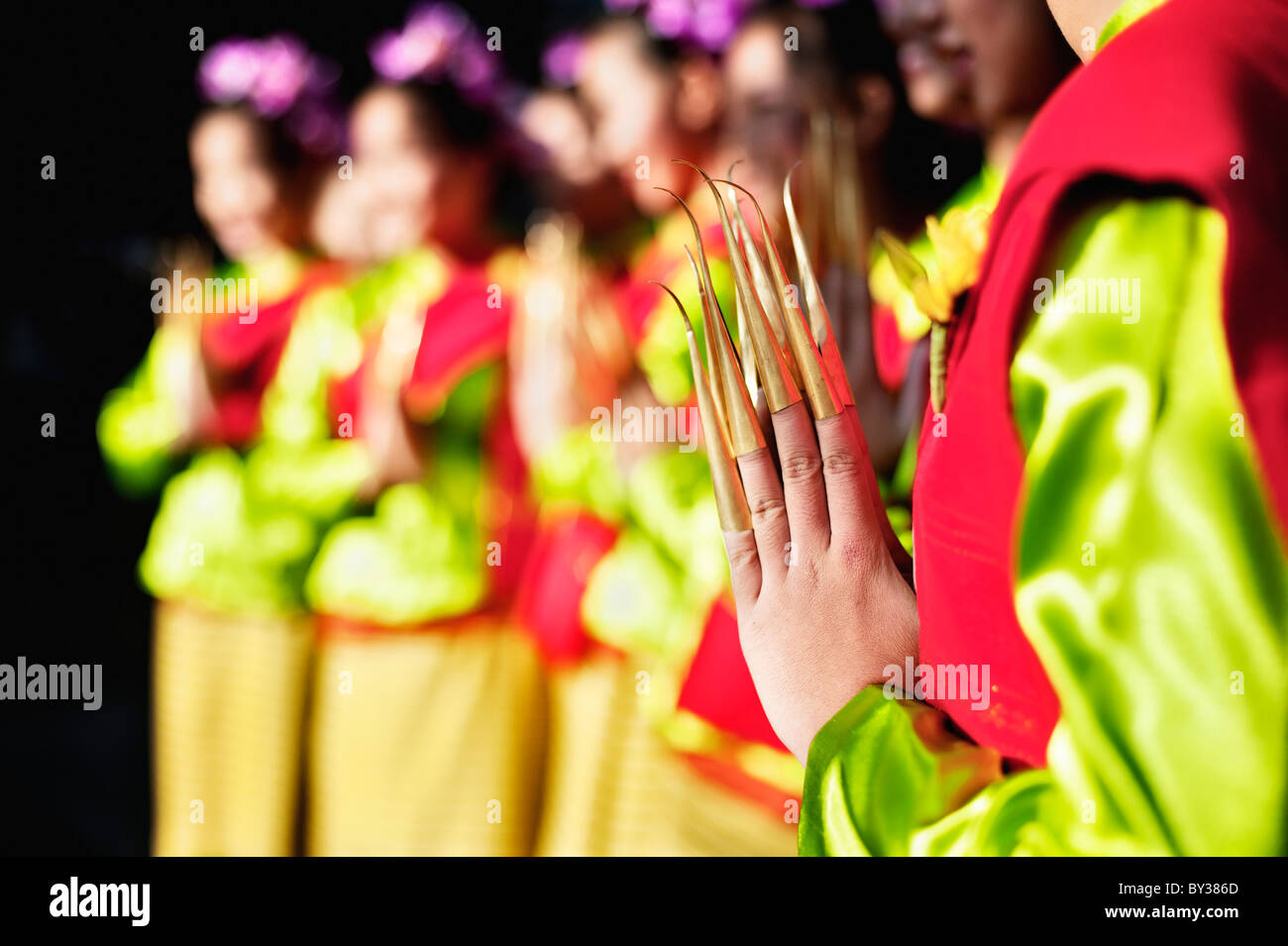 Close up de la main d'un danseur thaïlandais qui prennent part à la parade le festival des fleurs à Chiang Mai, Thaïlande Banque D'Images