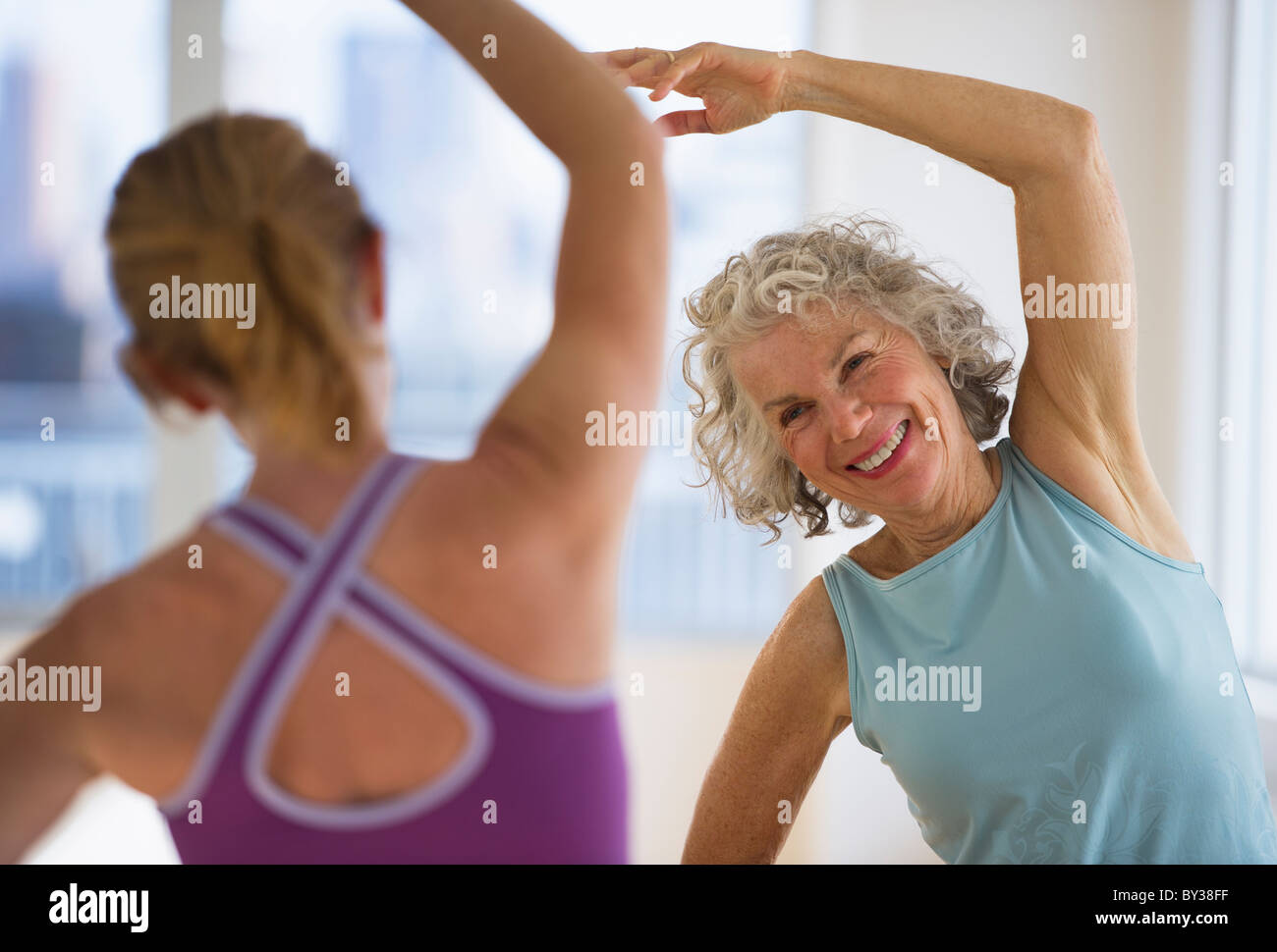 USA, New Jersey, Jersey City, Senior woman avec instructeur de conditionnement physique at gym Banque D'Images