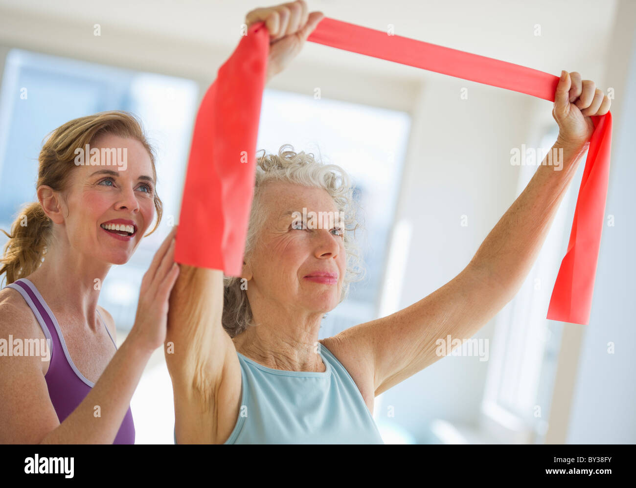 USA, New Jersey, Jersey City, Senior woman avec instructeur de conditionnement physique at gym Banque D'Images
