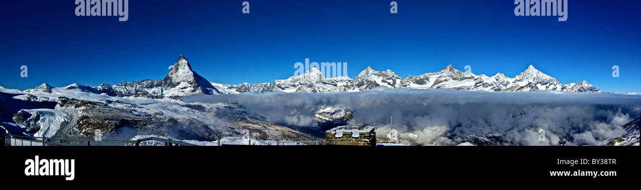 Matterhorn suisse et de montagnes environnantes composite cousu photo panorama à partir de la gare de Gornergrat Zermatt alpin Banque D'Images