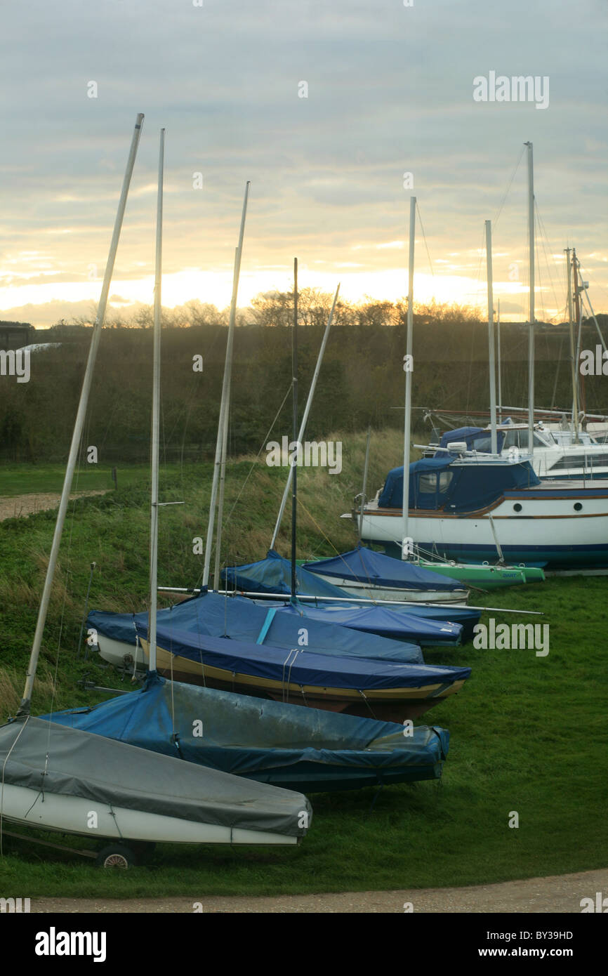 Coucher de soleil sur bateaux à Morston Quay sur la côte nord du comté de Norfolk, UK Banque D'Images