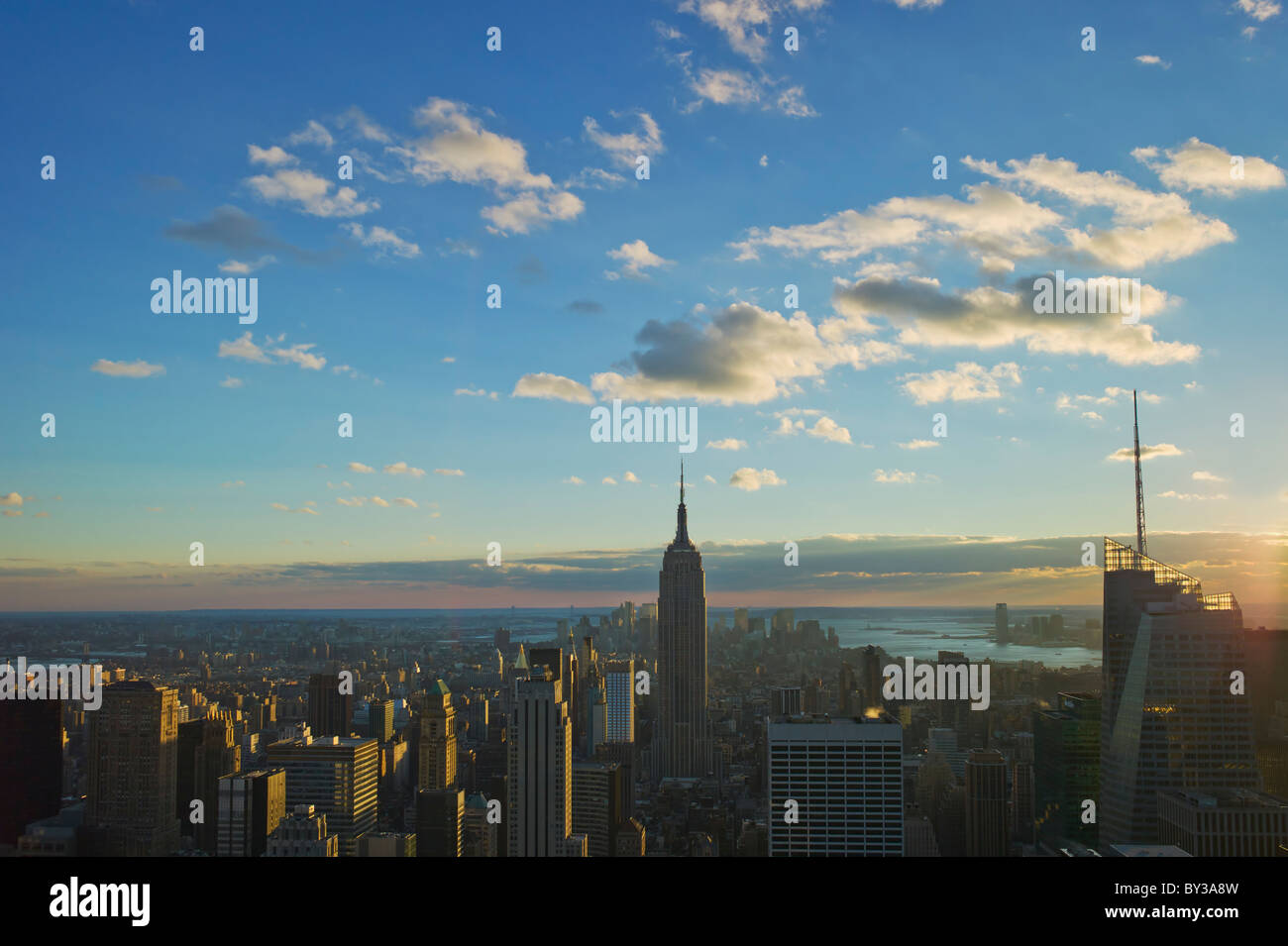 USA, New York, New York, paysage urbain au lever du soleil Banque D'Images
