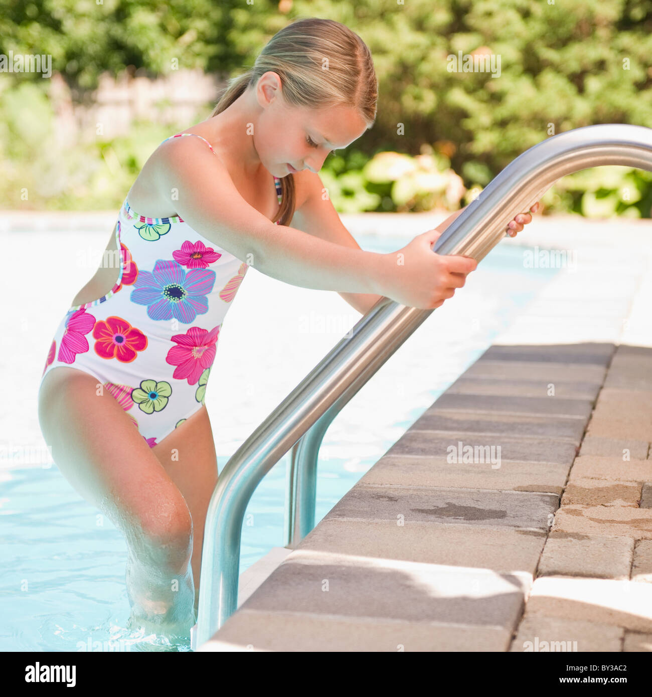 USA, New York, Girl (10-11) d'entrer dans une piscine Banque D'Images