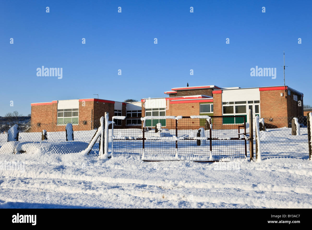 Benllech, Isle of Anglesey, au nord du Pays de Galles, UK Ysgol Goronwy Owen l'école primaire fermée en raison de la neige en hiver 2010 Banque D'Images