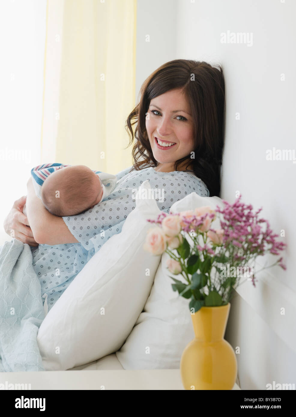 USA, New Jersey, Jersey City, Mère fixant au lit avec bébé fille (2-5 mois) Banque D'Images