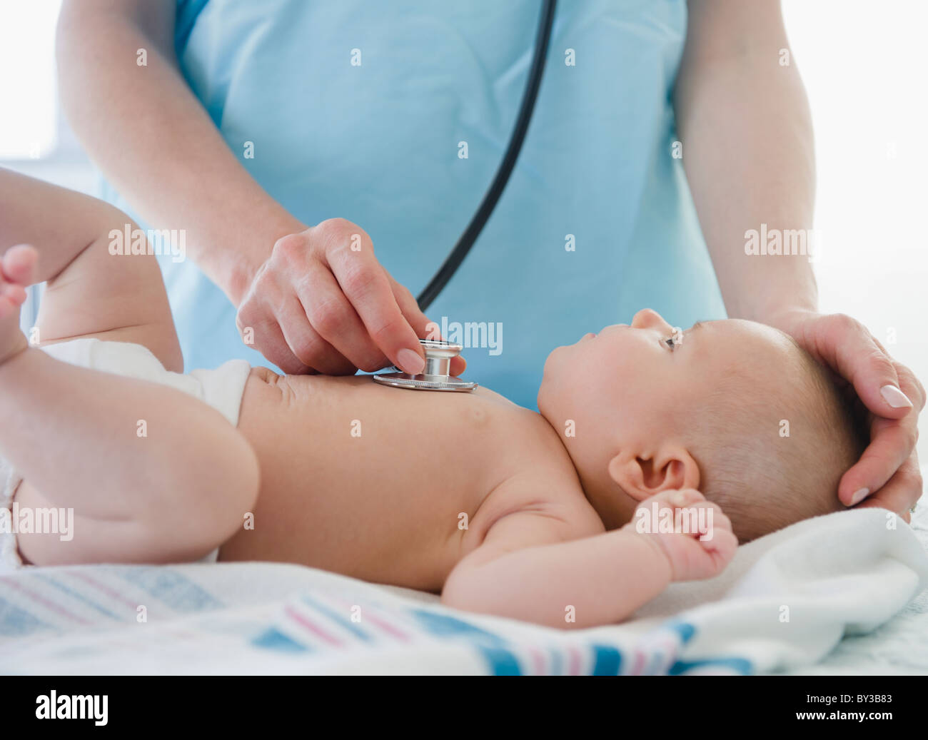 USA, New Jersey, Jersey City, Female doctor examining baby girl (2-5 mois) Banque D'Images