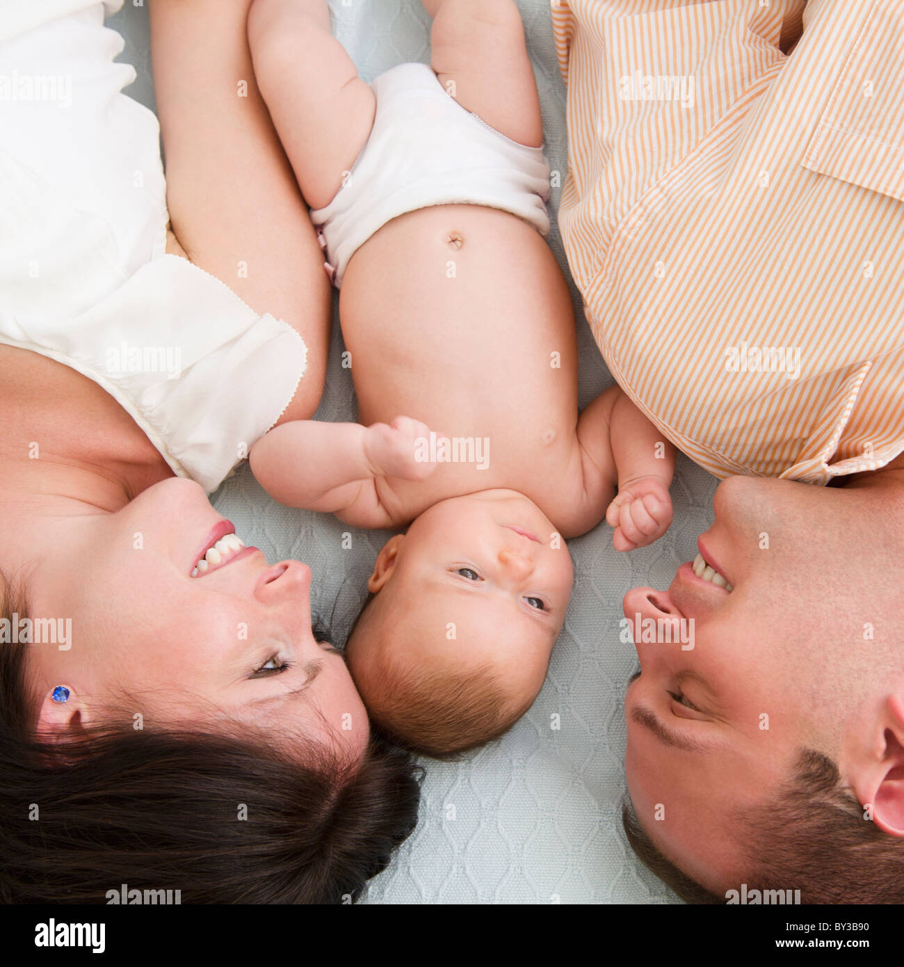 USA, New Jersey, Jersey City, Famille avec bébé fille (2-5 mois) portant l'envers Banque D'Images