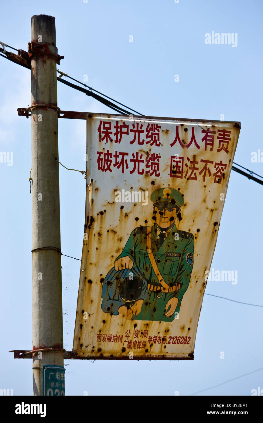 Avertissement signe à voler de l'électricité, Menghai, Province du Yunnan, Région Xishuangbanna, République populaire de Chine. JMH4210 Banque D'Images