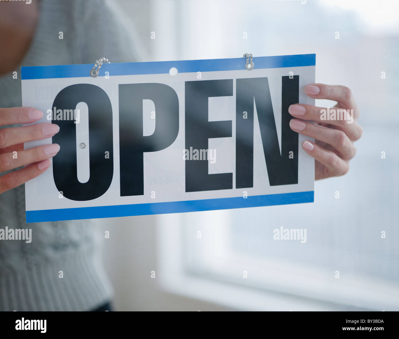 USA, New Jersey, Jersey City, Close-up view of woman holding open sign Banque D'Images