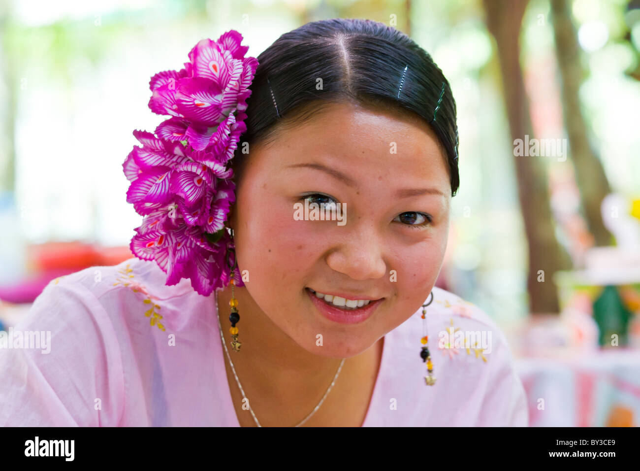 Jolie femme Dai guide à Xishuangbanna Tropical Botanical Garden, Menglun, Province du Yunnan, en République populaire de Chine. JMH4239 Banque D'Images