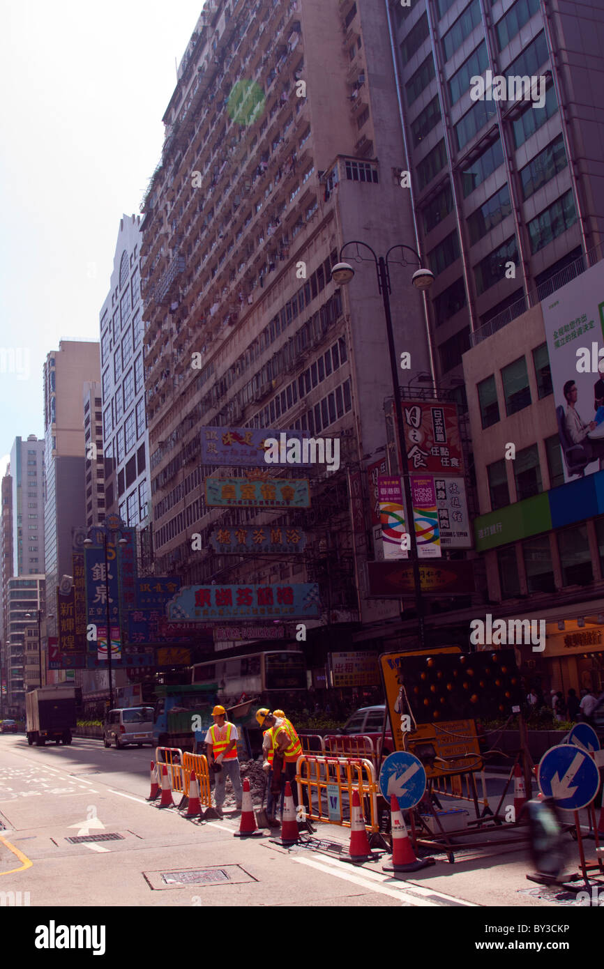 Sai Yeung Choi Street Mong Kok, Kowloon Hong Kong, les travaux routiers et d'énormes appartements au-dessus Banque D'Images