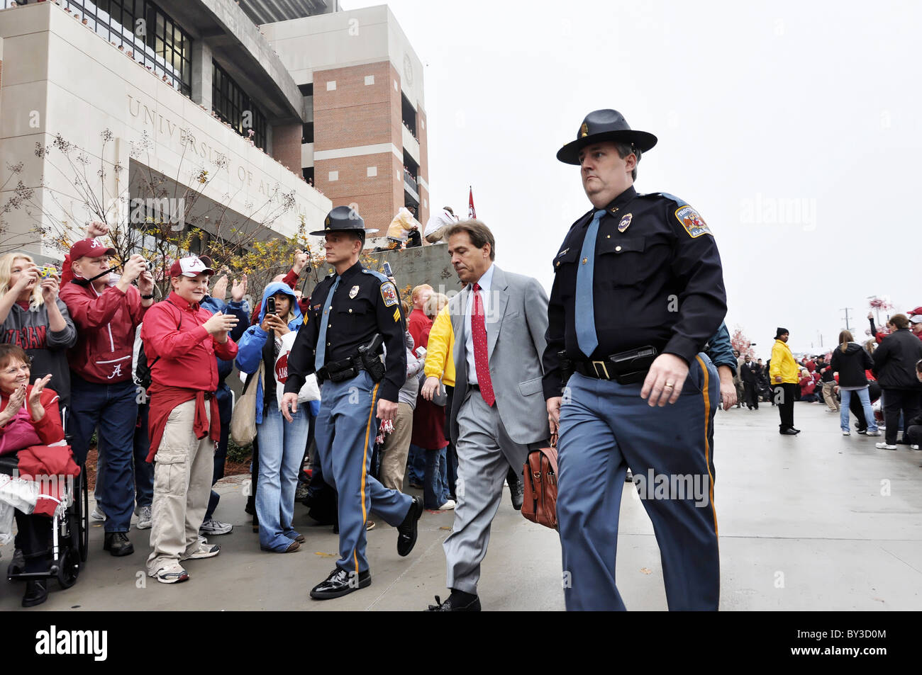 Entraîneur de football de l'Université d'Alabama Nick Saban arrivant à Bryant Denny Stadium à Tuscaloosa, Alabama avant match de football. Banque D'Images