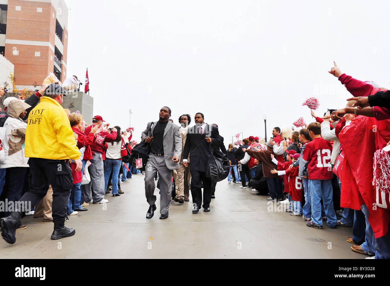 L'équipe de football de l'Université d'Alabama arrivant à Bryant Denny Stadium avant le match de football. Banque D'Images