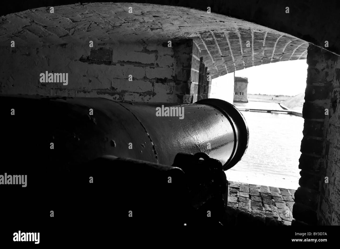 Canon pointant en direction de fossé à Fort Pulaski à Savannah, Géorgie. Banque D'Images