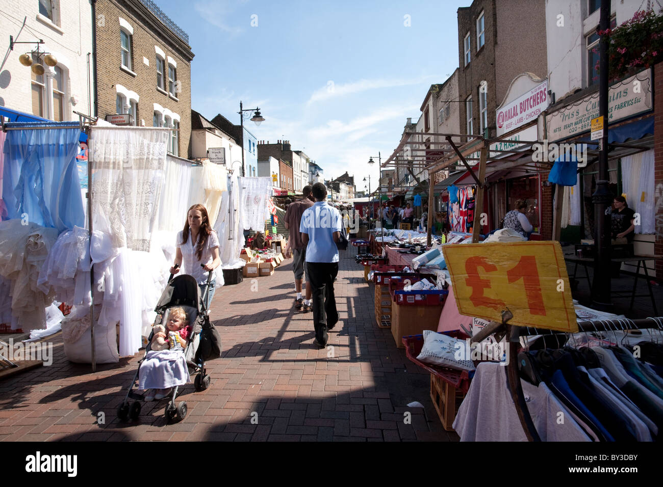 Les étals de marché sur Deptford High Street. Photo:Jeff Gilbert Banque D'Images