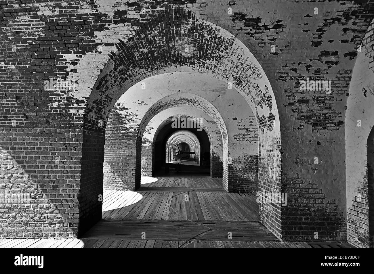 Old Cannon à la fin de l'arcades à Fort Pulaski à Savannah, Géorgie Banque D'Images