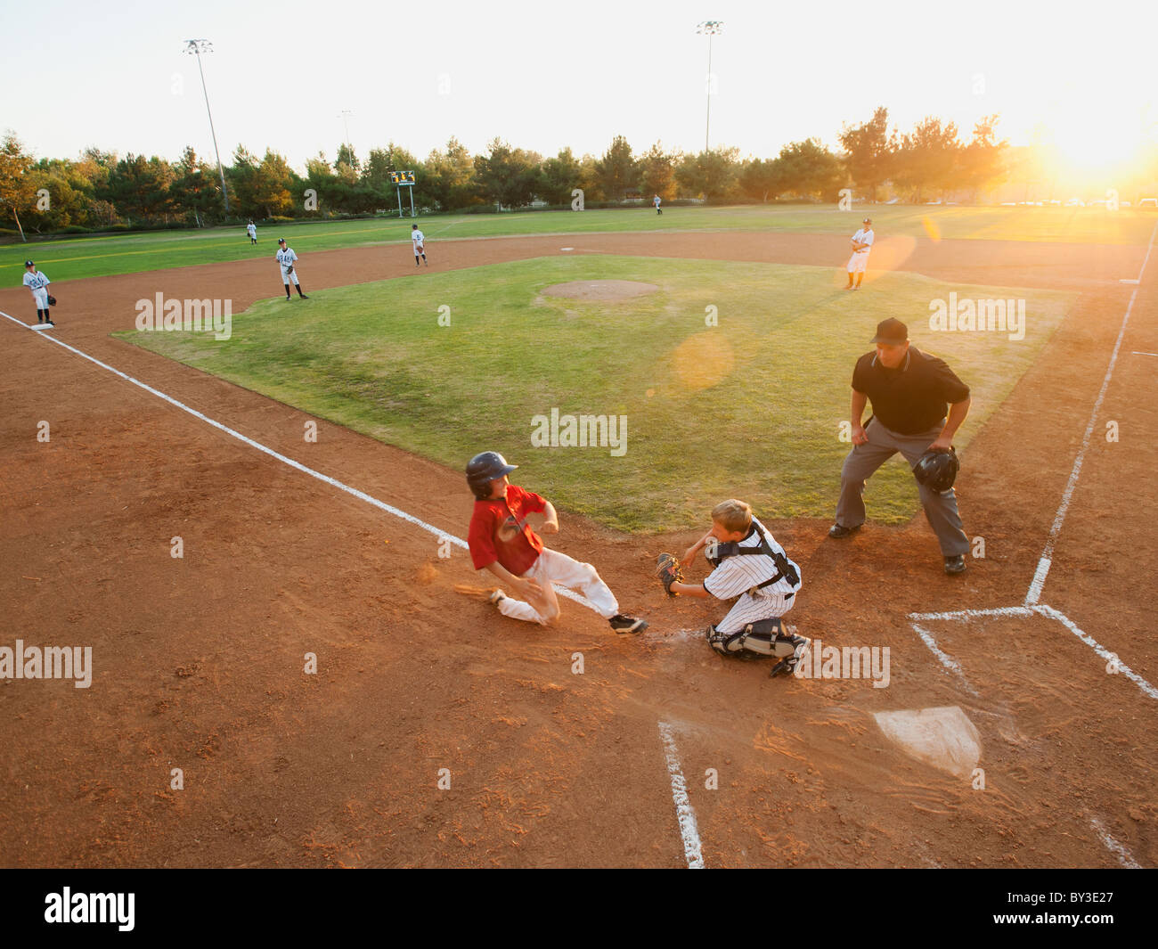 USA, California, Ladera Ranch, les garçons (10-11) en jouant au baseball Banque D'Images