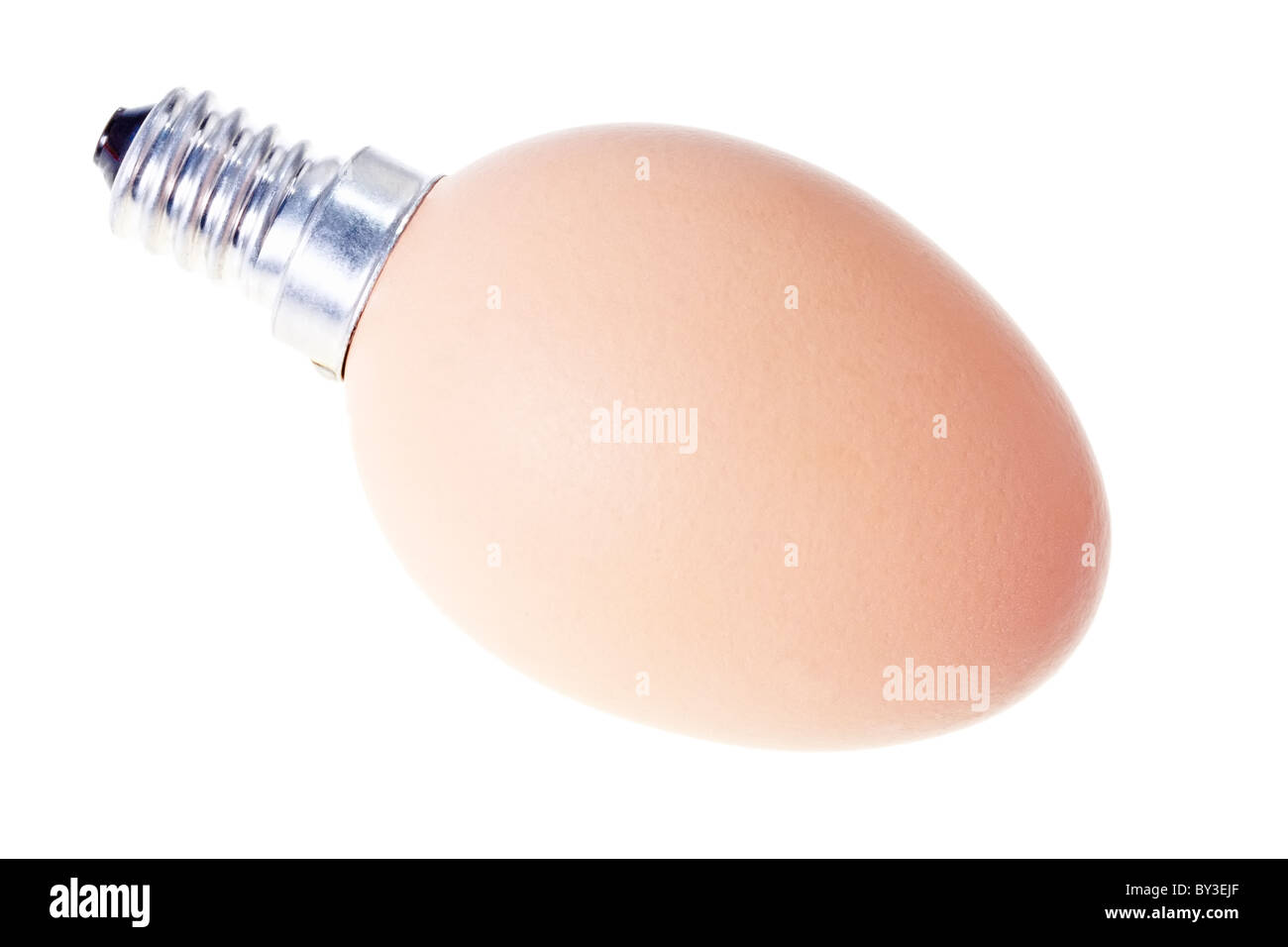 Ampoule d'hybrides surréalistes et d'oeufs isolé sur blanc comme concept de l'énergie écologique Banque D'Images