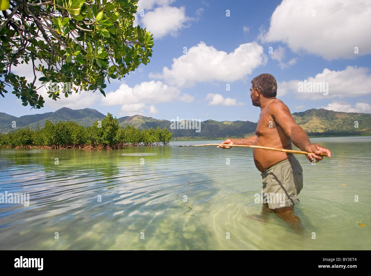 Chasse à l'homme des Fidjiens autochtones pour pêcher au harpon sur une  belle île tropicale à Fidji Photo Stock - Alamy