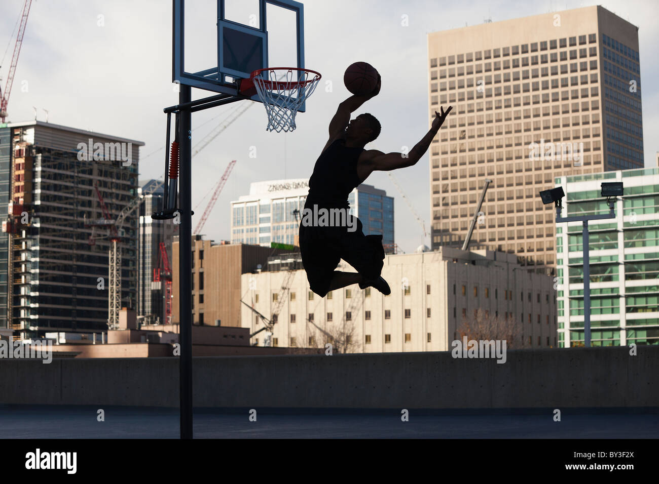 USA, Utah, Salt Lake City, Silhouette de jeune homme jouant au basket-ball Banque D'Images