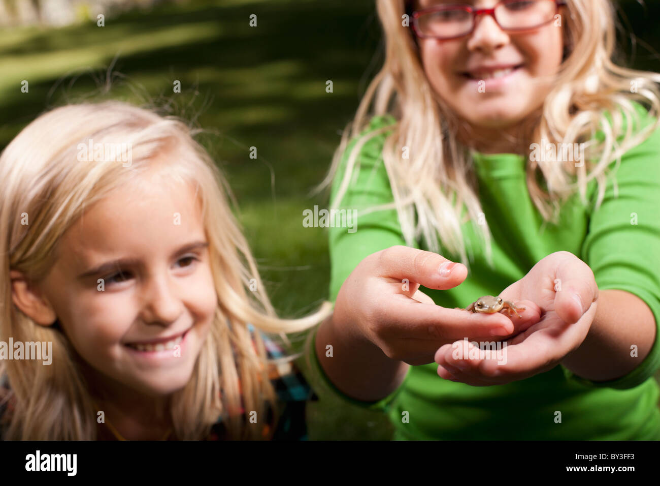 USA, Utah, Close up of sisters (6-7, 8-9 ) maintenant frog Banque D'Images