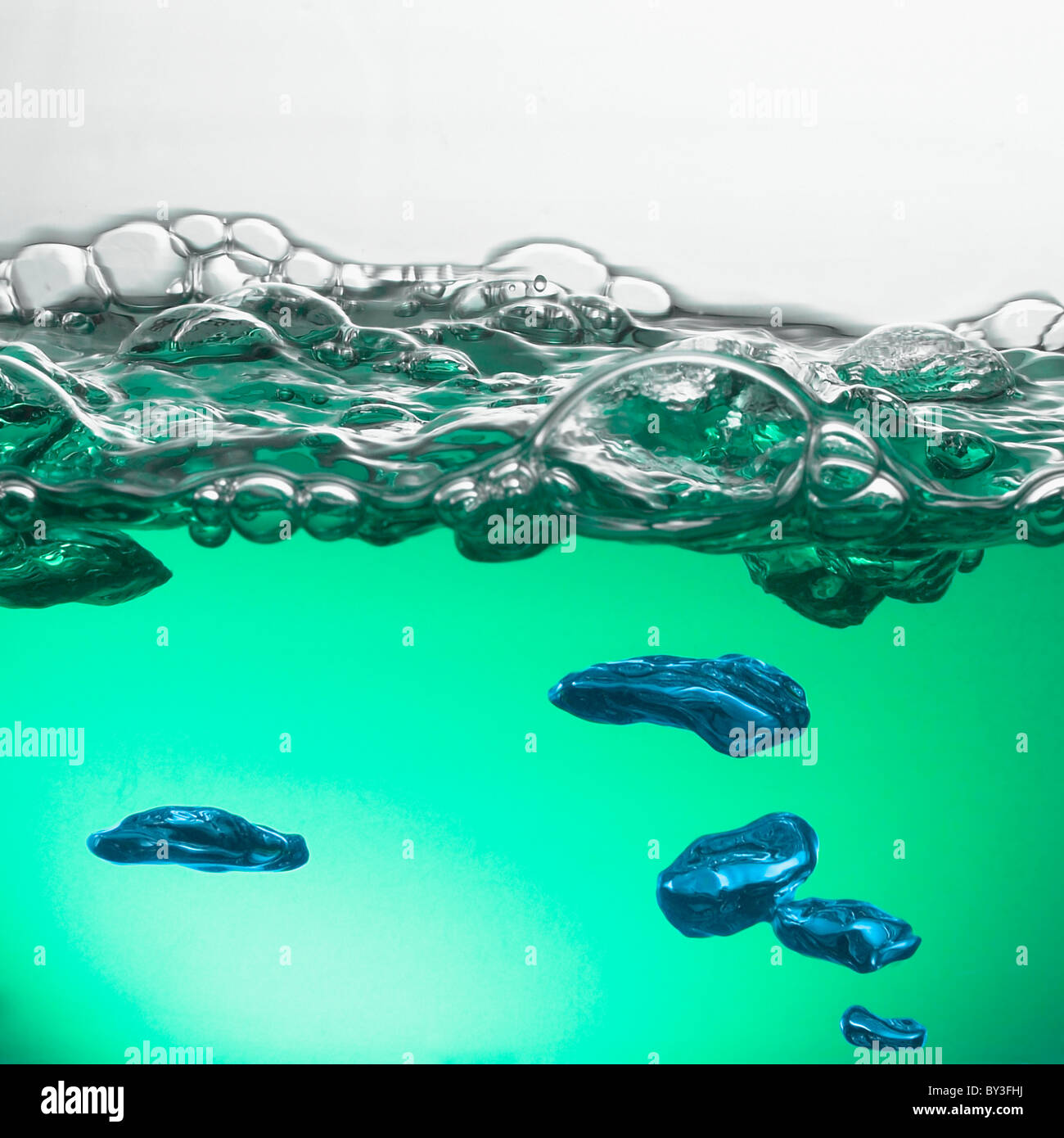 Close up de bleu et vert avec des bulles de surface de l'eau Banque D'Images