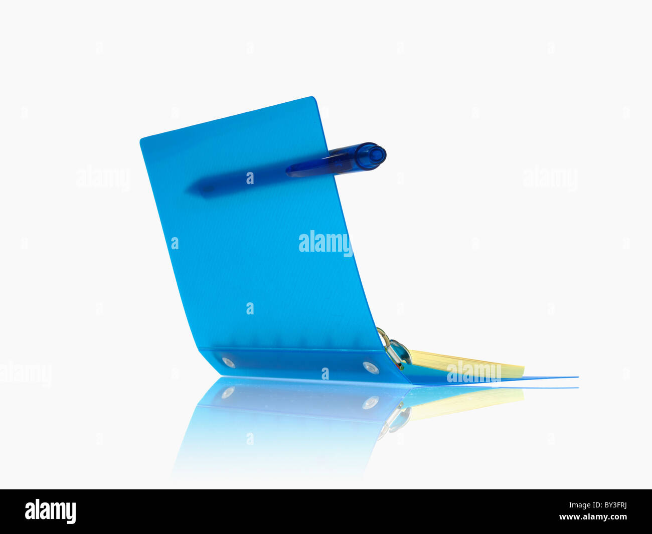 Studio shot of carnet à spirales avec stylet Banque D'Images