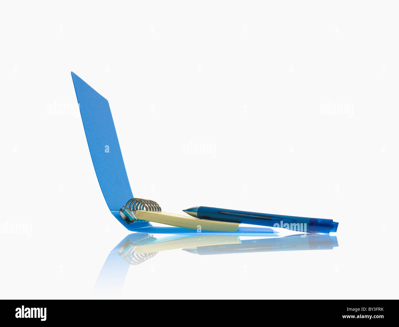 Studio shot of carnet à spirales avec stylet Banque D'Images