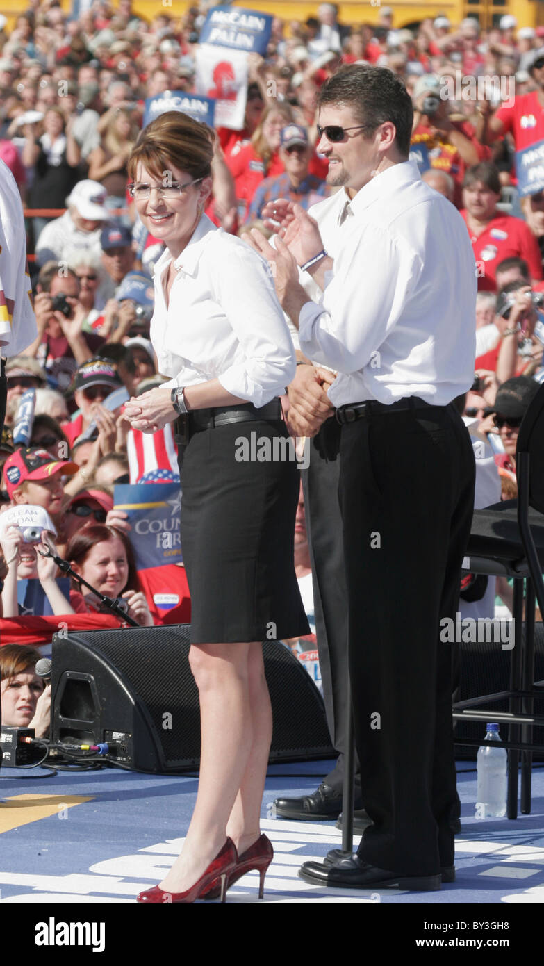 Candidat à la vice-présidence Sarah Palin avec son mari Todd Palin. Mcain-Palin rallye présidentielles dans Henrico, Virginie, 2008. Banque D'Images