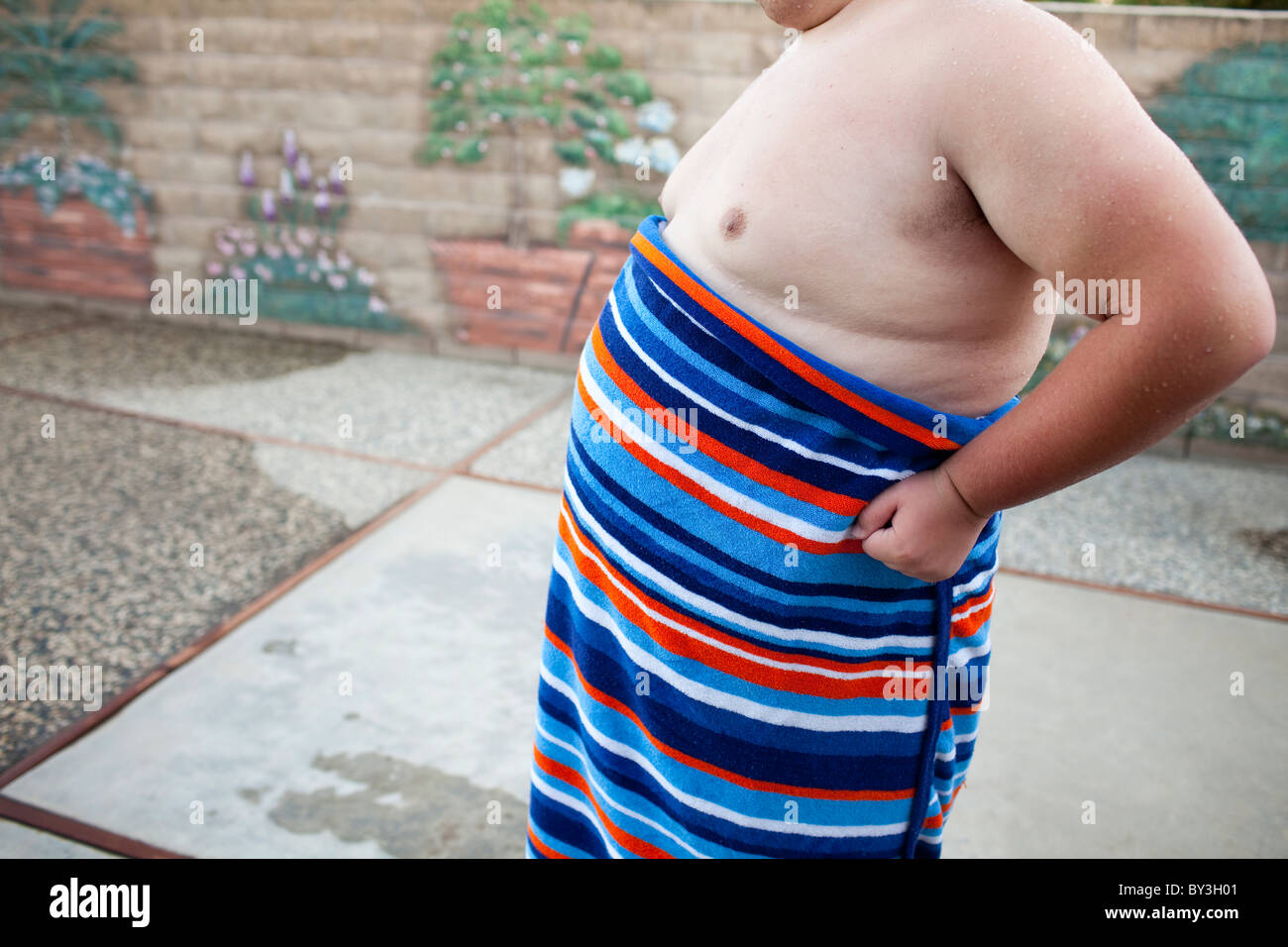 Hughson, California, United States. Un adolescent obèse enveloppé dans une serviette. Banque D'Images
