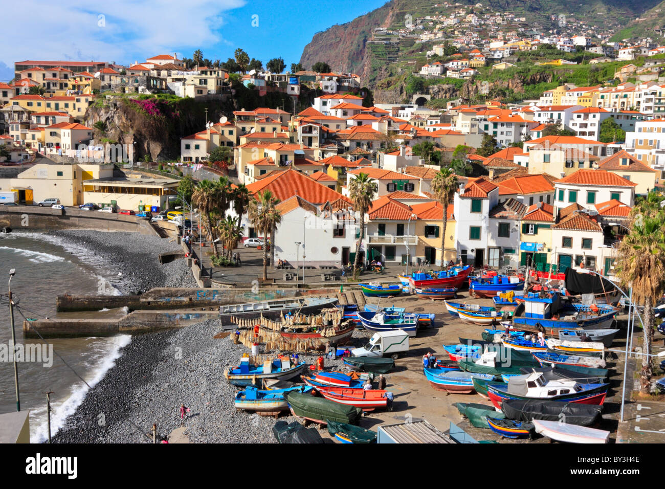 Bateaux de pêche à terre, à Camara dos Lobos, un village de pêcheurs de l'île de Madère, Portugal Banque D'Images
