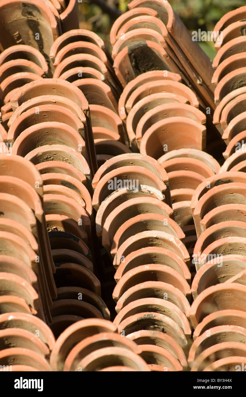 Toiture tuiles tuile tuiles rooftile les toitures couvreur entrepreneur de construction de bâtiments rustiques couvreurs régénérés mate Banque D'Images