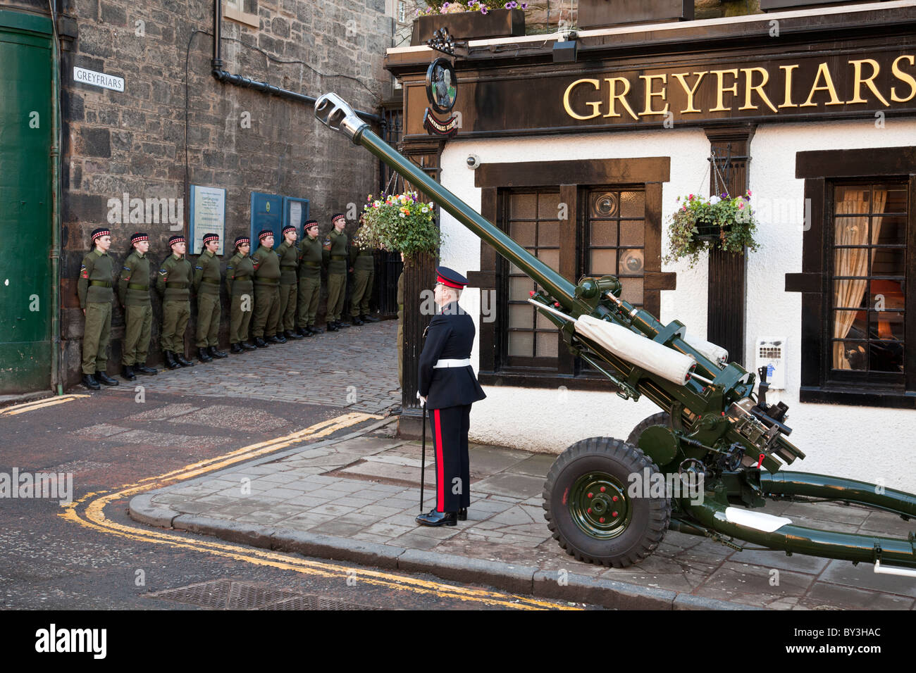 Les cadets de l'armée et à l'extérieur de The Greyfriars Kirkyard, Édimbourg honorant Kampa et célébrer 150 ans à treize heures Banque D'Images